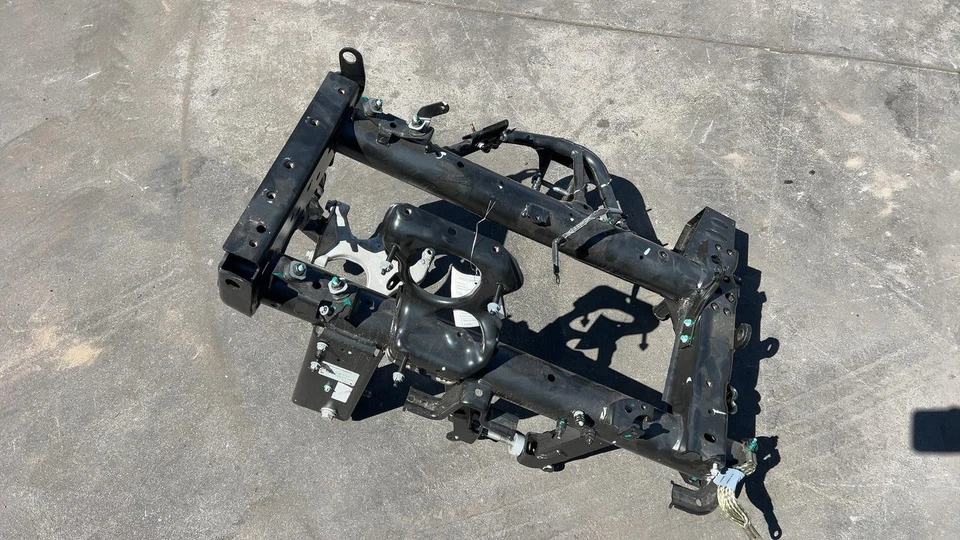 ⭕ 2014 Mercedes-Benz B200 Electric Drive Front Crossmember Subframe Motor Mount Foto 2 de 4