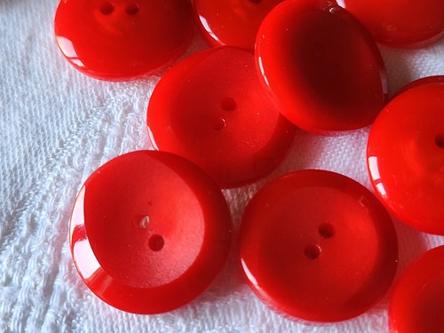 Lot 10 boutons vintage rouge à trous 2,2 cm ref 2822 - Picture 2 of 3
