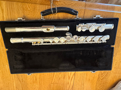 Armstrong 104 Silver Plated Boehm System C Concert Flute, Closed Hole, Case