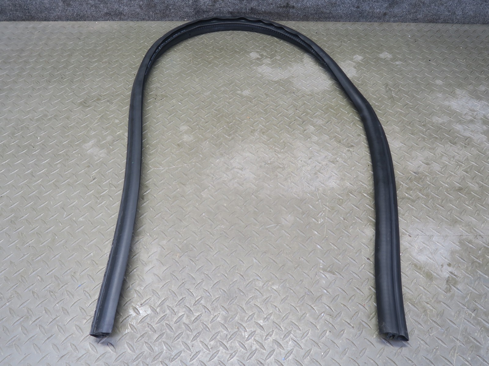 08-19 MASERATI GRANTURISMO M145 LEFT DOOR WEATHERSTRIP RUBBER SEAL GASKET