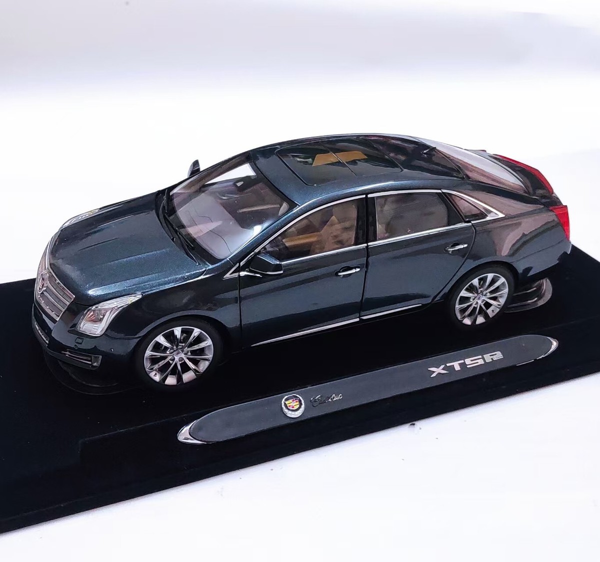 1/18 Cadillac XTS / China SAIC GM 2017 Dealer model Discontinued