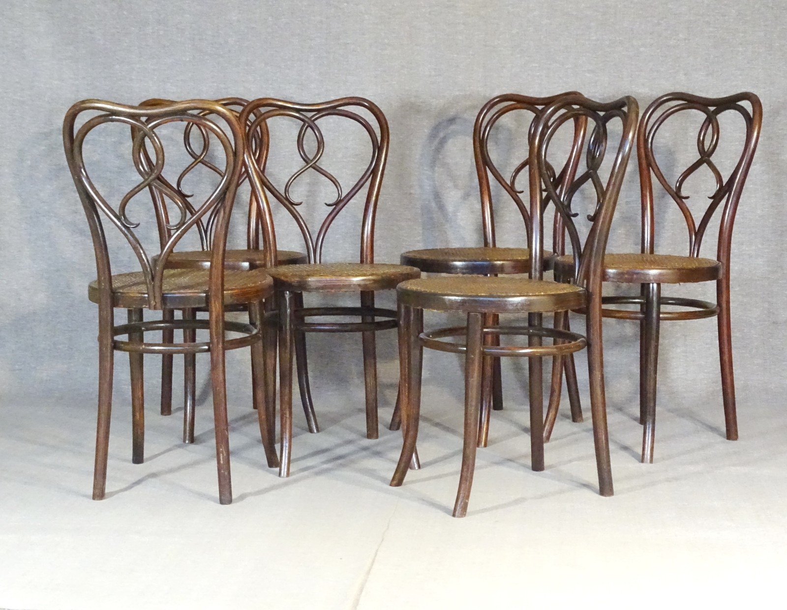 Set de 6 Dining chairs ,Thonet N°561 au catalogue USA .