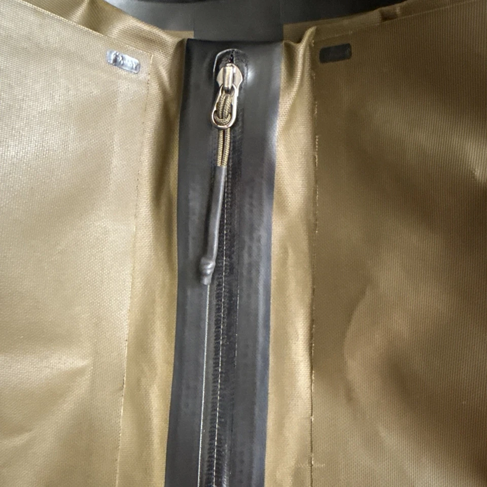 Bolso Mensajero Nike Tech Bonded Encerado Oliva Sequoia Negro Foto 3 de 4