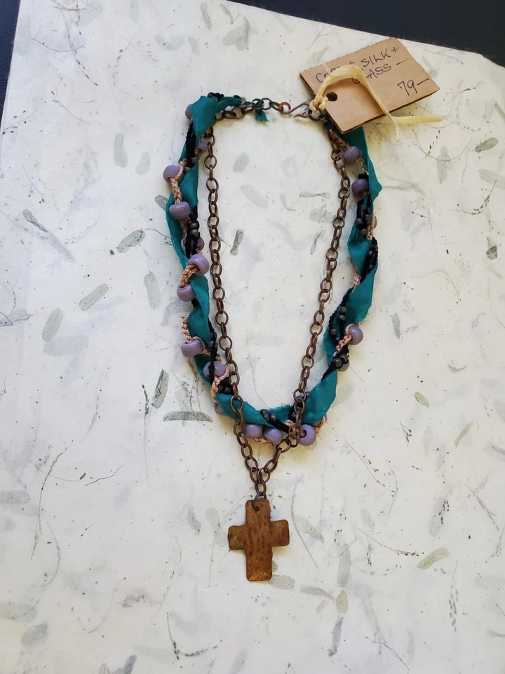Colar pingente cruz vidro seda cobre artesanal fita frisada feito à mão boêmio