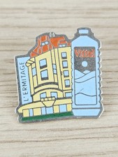 Anstecknadeln Pins L'Ermitage mit Vittel Flasche aus emailliertem Metall