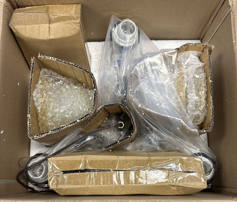 Lámpara de araña Hardware House Essex de 3 luces con acabado clásico de bronce y vidrio ámbar Foto 3 de 4