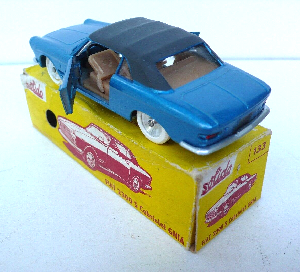 Solido série 100 - Fiat 2300 gris, phare diamand Cabriolet Ghia 1/43 Miniature old car collectible - France