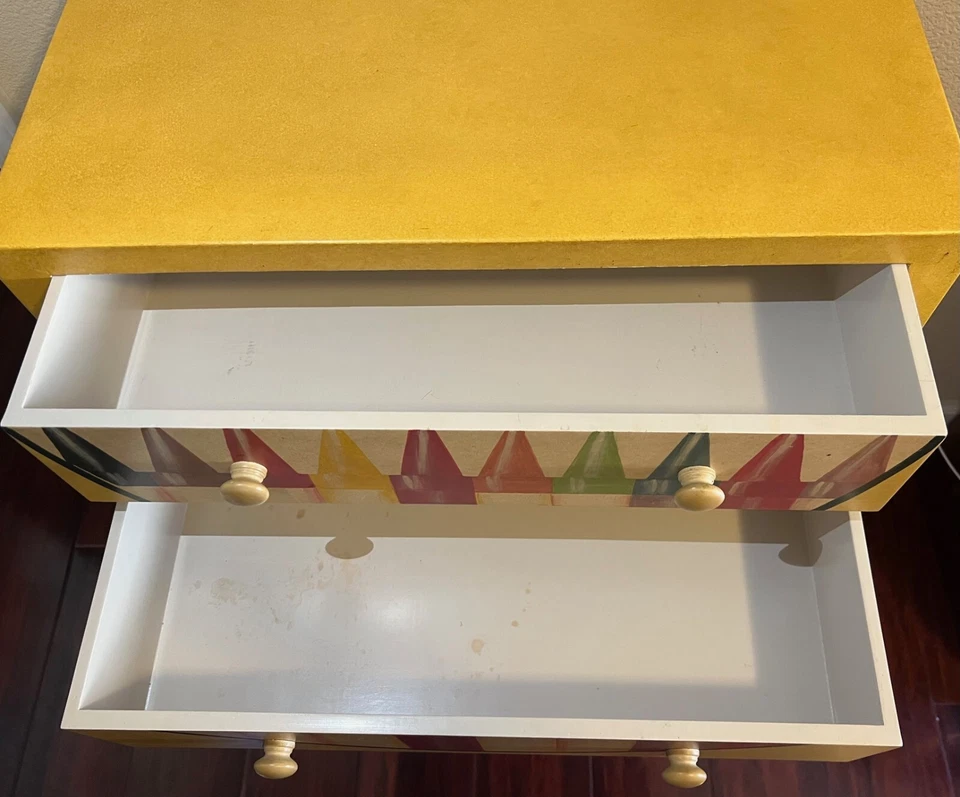 Cómoda con cajones y puertas Crayola estilo crayón Foto 2 de 4