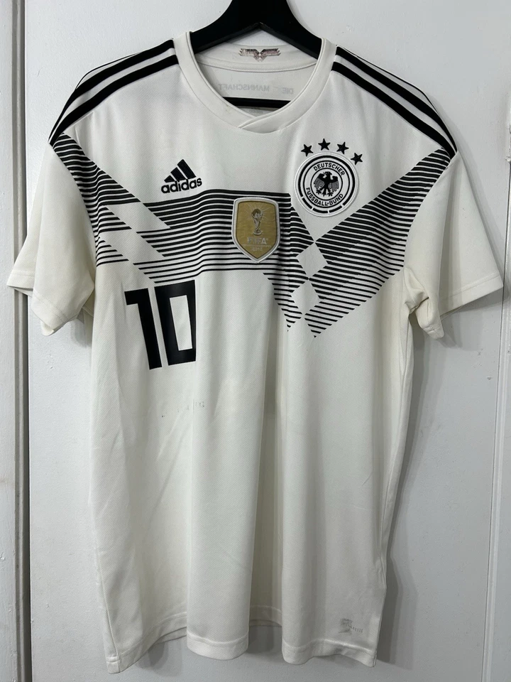 Auténtica camiseta local Alemania 2018 Mesut Ozil Adidas para hombre M parche de la Copa Mundial Foto 4 de 4