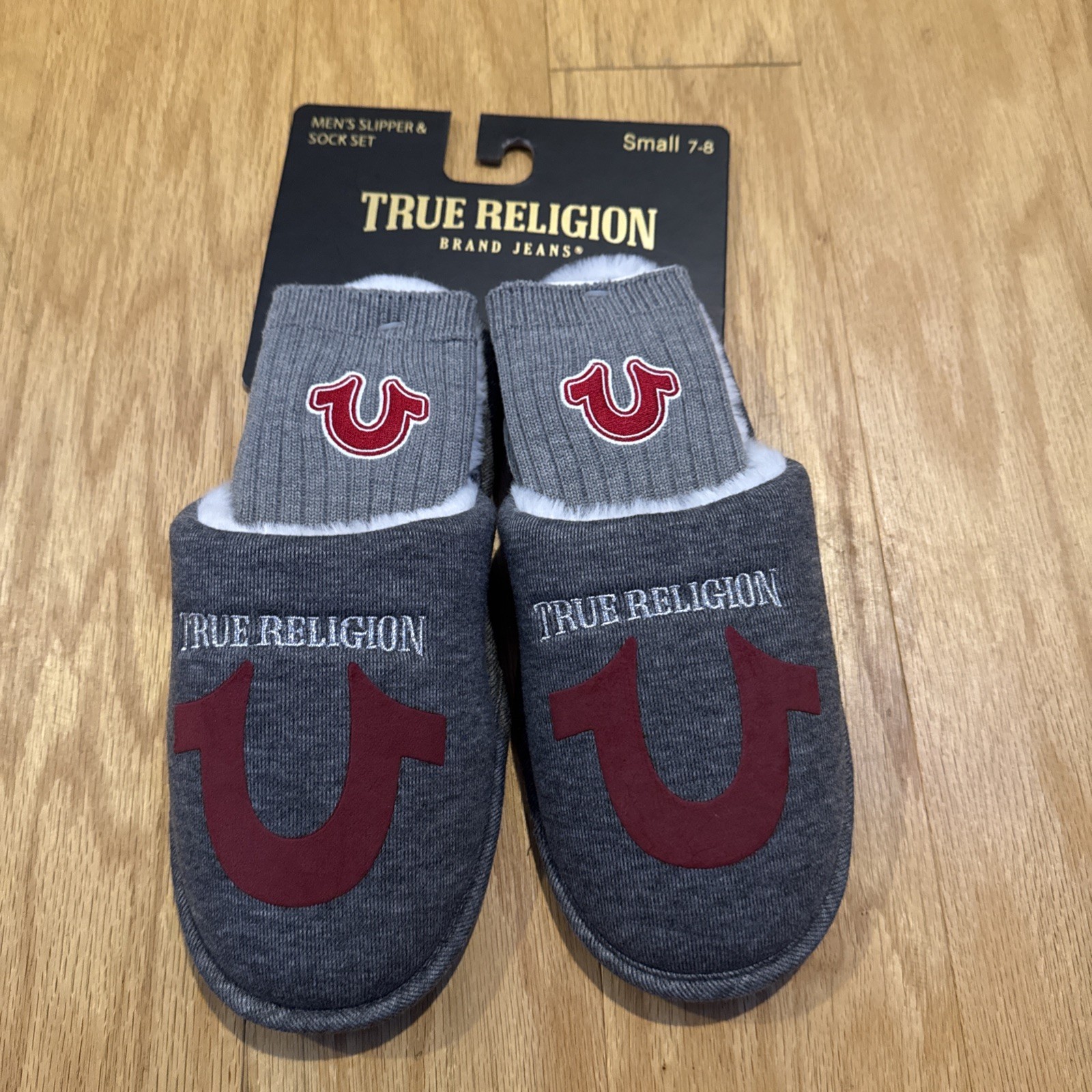 True Religion Men’s Slipper & Sock Set Gray and Red Size 7-8 NEW