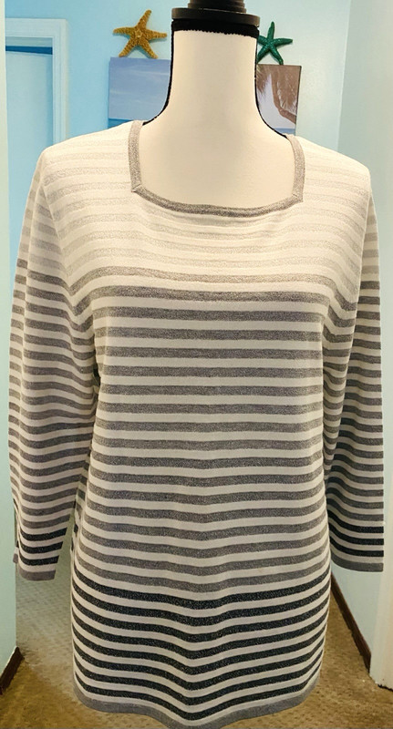 Alfred Dunner Summer Sweater Size Medium White w/ Gray Silver Trim Excellent