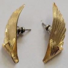 Vintage Gold Tone Feather Wing Stud Earrings Textured Leaf Curved Post Back Pair