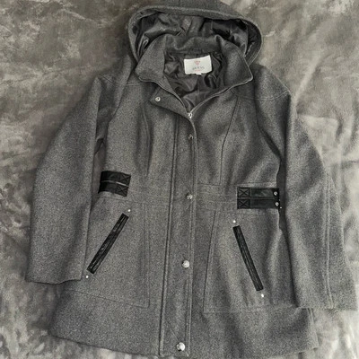 Abrigo con capucha Guess para mujer talla L gris imitación cuero detalles cierres a presión - Imagen 1 de 4