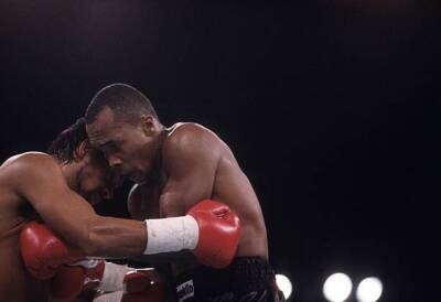 Sugar Ray Leonard Lands A Punch To Roberto Duran OLD BOXING PHOTO