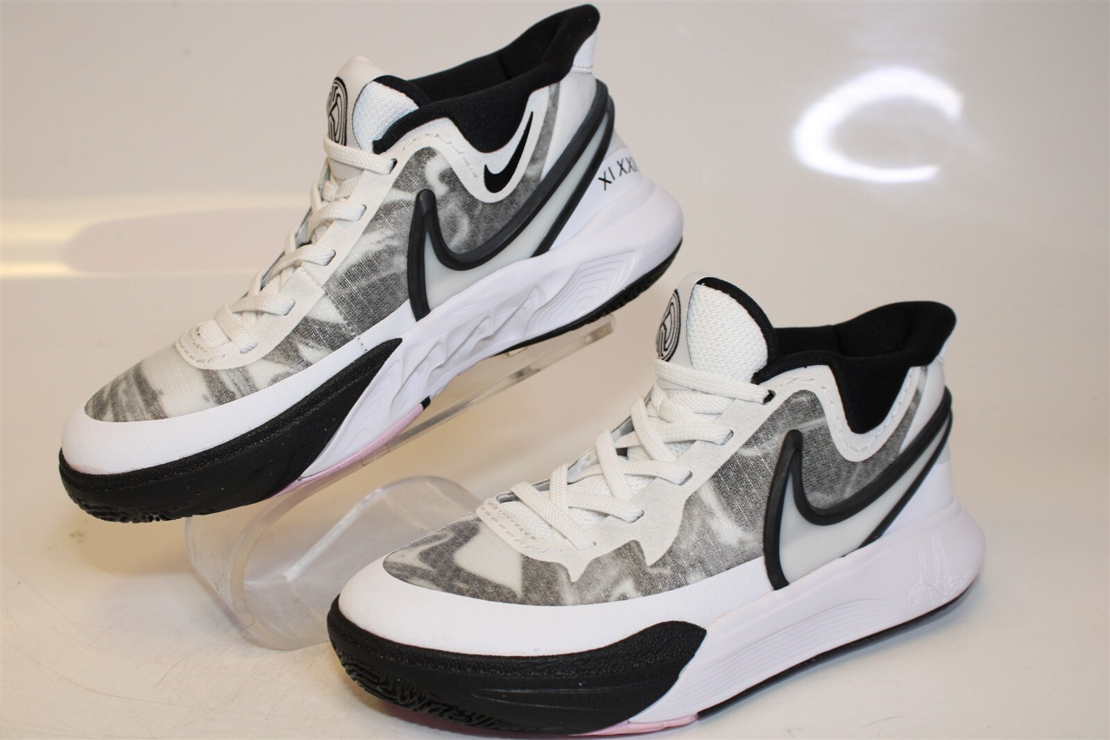 Nike Child Size 13.5 31.5 NEW Boys Kyrie 8 GO White Basketball Shoes DQ8077-101