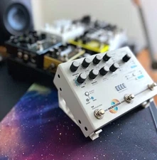 30º Stand for Hologram Electronics Microcosm - Guitar Effects  - WHITE - USA