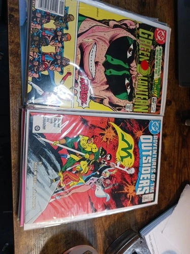 Lot Of 16 Vintage DC Comic Books.  Batman.  Green Lantern.  Outsiders. Superman