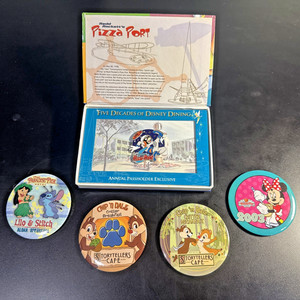 Disney Goofy Exclusive Pin 50th Anniversary Pizza Port, plus 4 - Dinning Buttons