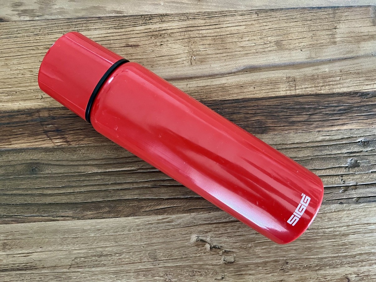 New Supreme SIGG Vacuum Insulated 0.75L Bottle Red Thermos - FW20