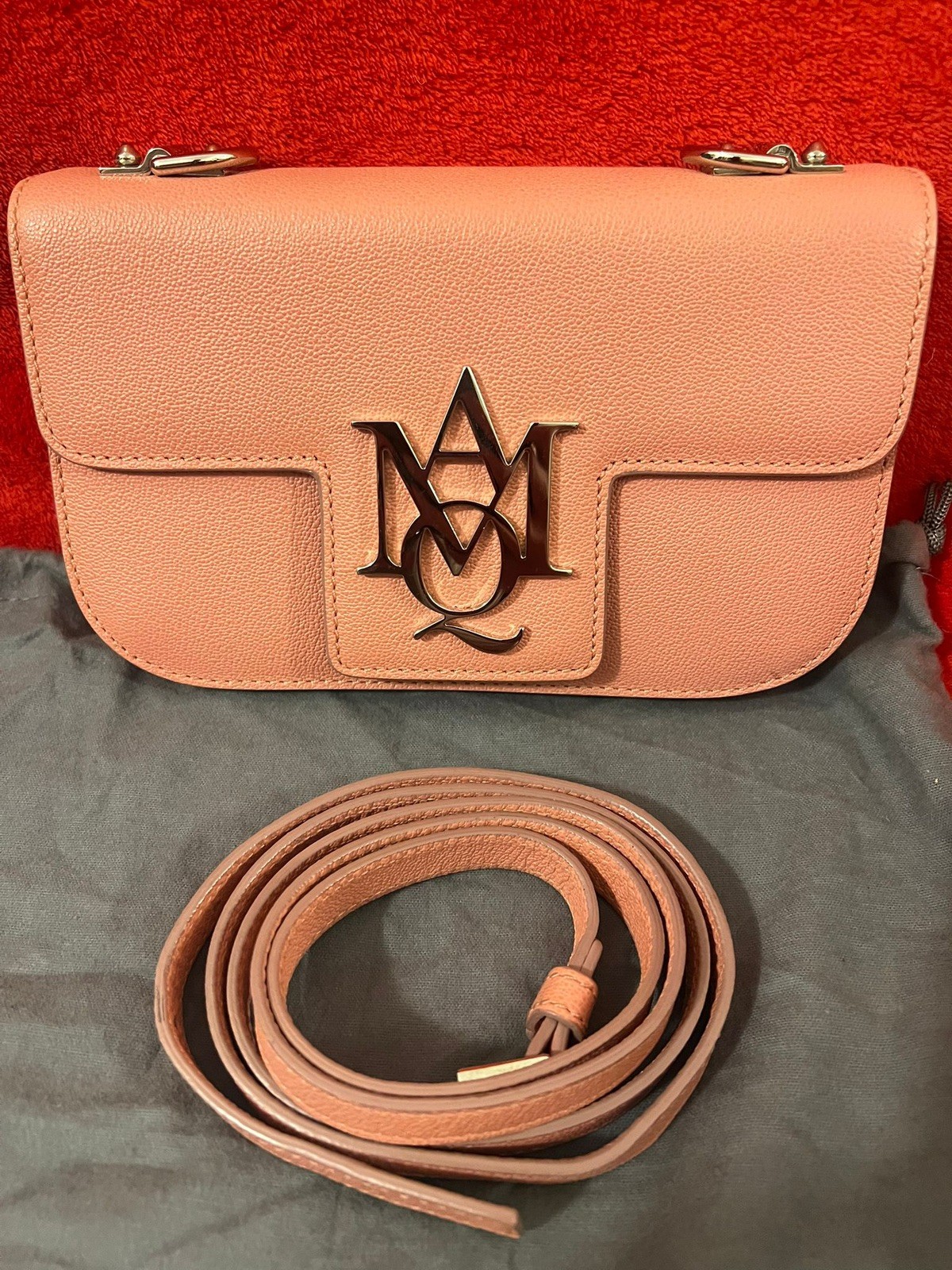 Alexander McQueen Insignia textured leather shoulder bag in pink