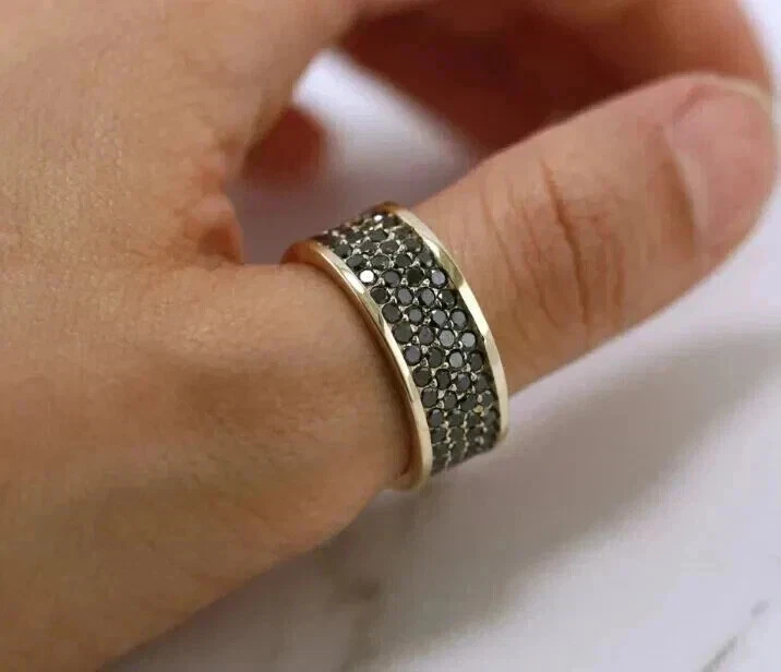 Anillo de banda de ónix negro creado en laboratorio de corte redondo de 2 quilates para hombre enchapado en oro amarillo de 14 quilates Foto 2 de 4