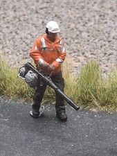 Scalemodel 00/1.76 painted Figures Male Roadworker Using A Leaf Blower