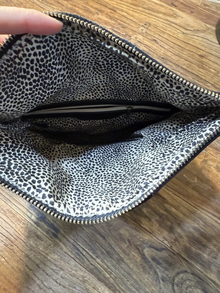 Cartera sin asas de cuero y gamuza negra con cremallera y cierre magnético plegable Foto 4 de 4