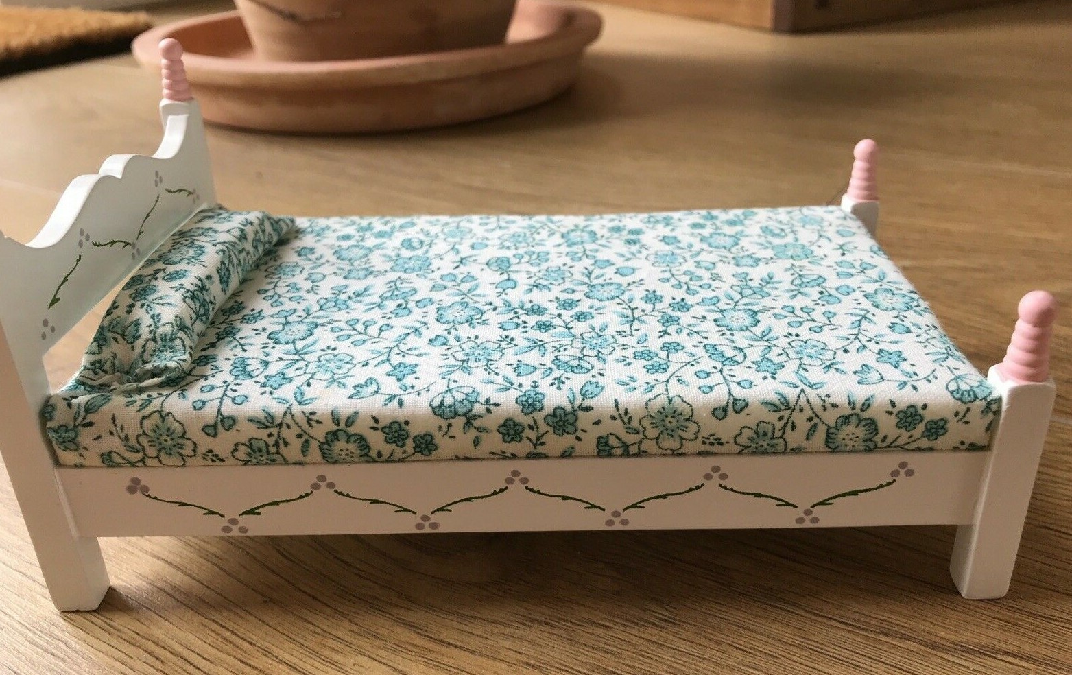 Dolls House White/Pink Bed, Floral Bedcover/Bolster 4