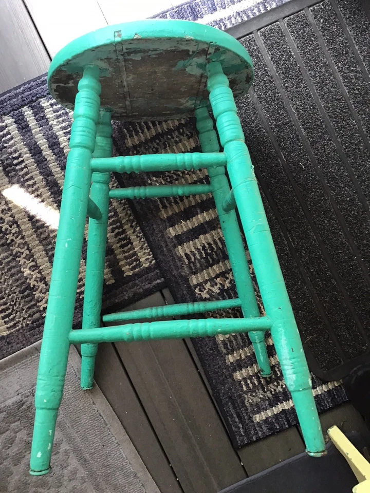 Taburete de madera antiguo  Foto 3 de 4