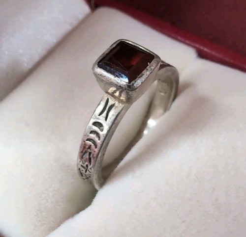 Vintage Sterling Silver 925 Square Garnet Stamp Band Ring Size 6 - Picture 3 of 8