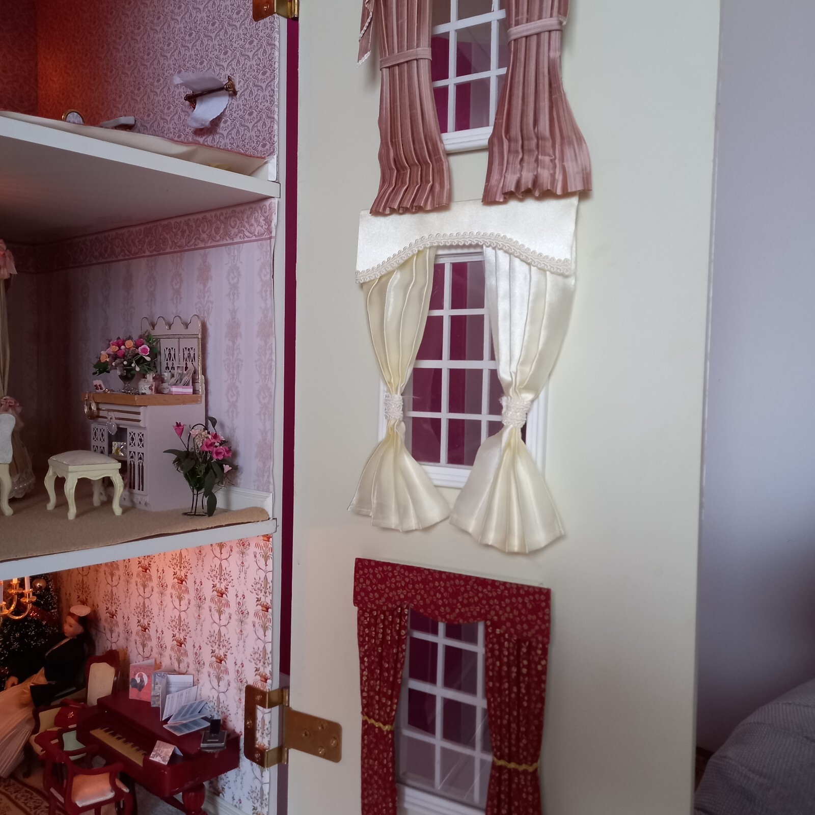 Dolls House Emporium Montgomery Hall Dolls House & new Boxed Basement