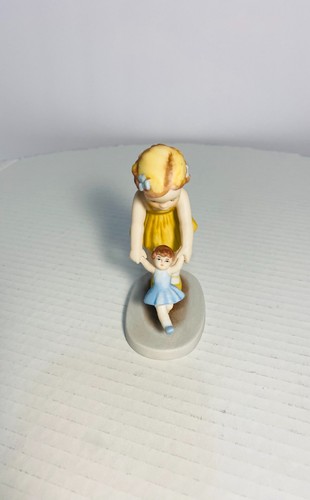 Vintage 1985 "FIRST STEP" BY BESSIE PEASE GUTMANN COLLECTABLE PORCELAIN FIGURINE - Picture 4 of 16