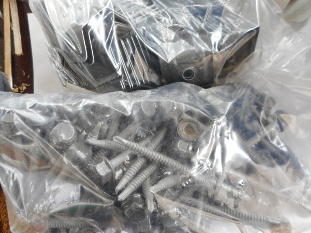 50 vis de fixation 6,5 x 150 mm + Cavaliers - Brico Dépôt