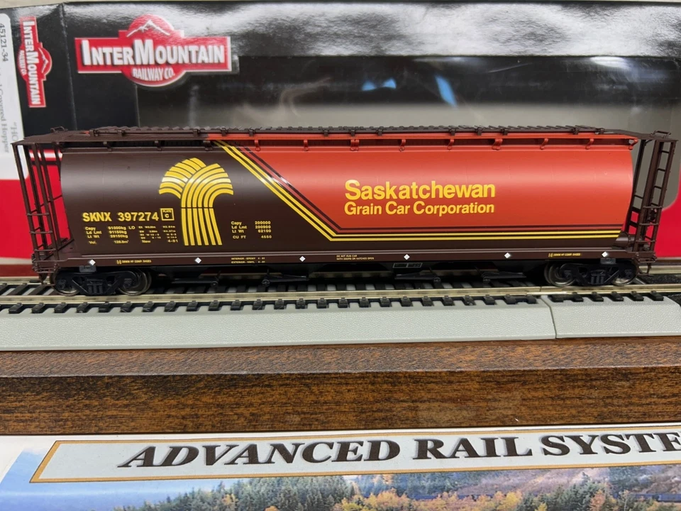 SASKATCHEWAN GRAIN WHEAT CYLINDRICAL COVERED 4 BAY HOPPER CAR- HO Scale NEW - Image 3 of 4