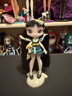 2012 Novi Stars Malie Tasker Alien Doll  COMPLETE WITH BRUSH AND PET