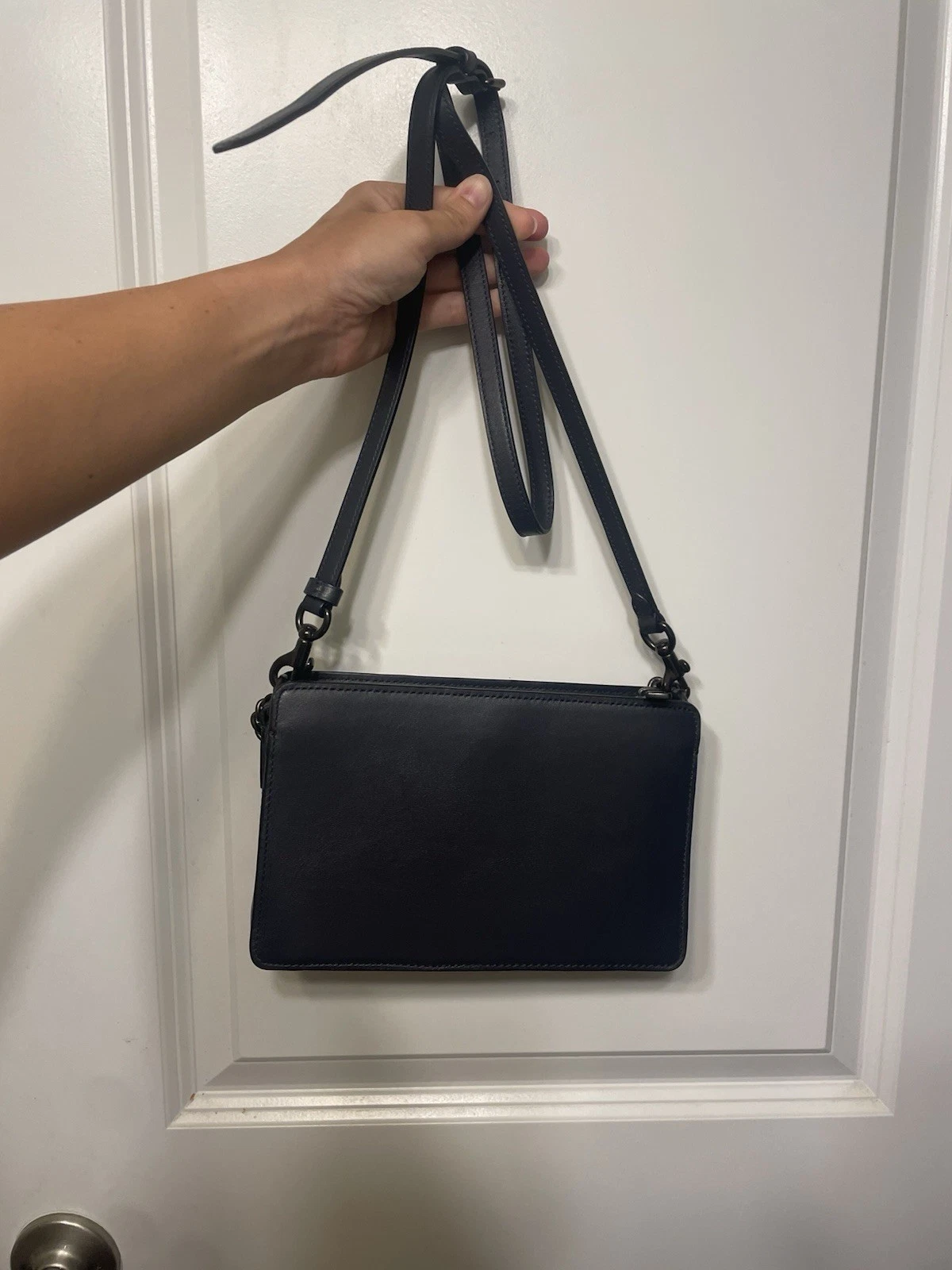 Borsa a tracolla Coach in pelle blu navy con zip e catena in metallo nero