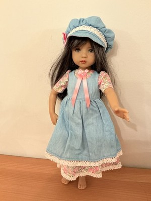 SCHÖNES BLUMENKLEID MIT JEANSÜBERKLEID UND HUT 12'' Little Darling Doll