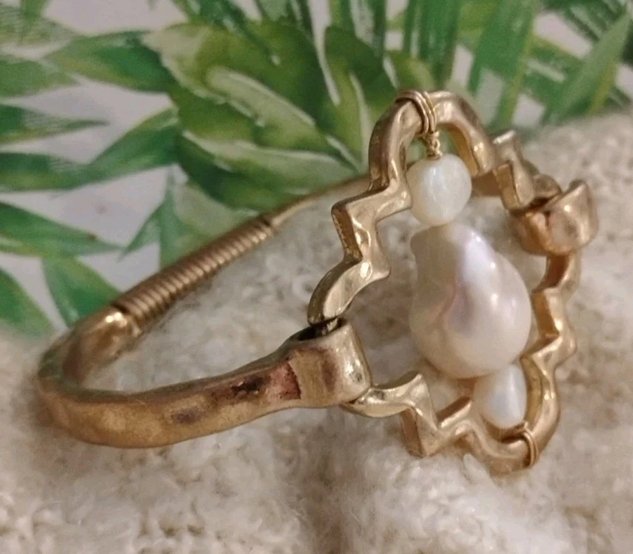 Worldly Vibe! Hammered Antiqued Gold Tone BAROQUE Nugget Pearl Cuff Bracelet! - Image 2 of 4