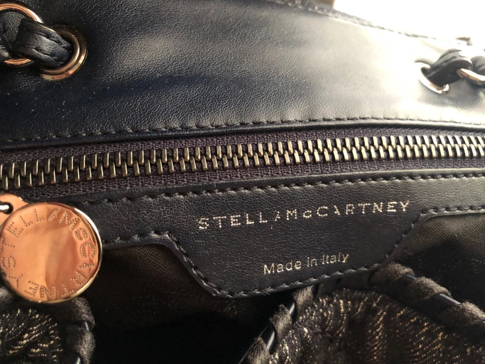 Mochila de mezclilla oscura Stella McCartney con correas ajustables bolsa antipolvo Foto 2 de 2