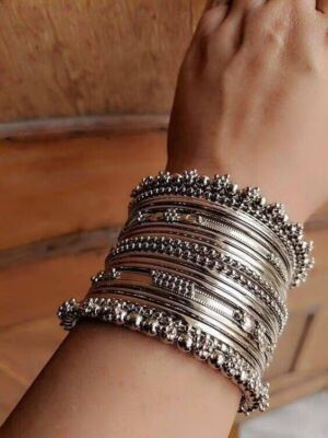 Set di braccialetti rigidi da sposa indiani sottili ed eleganti placcati in oro da 2 pezzi - Italia
