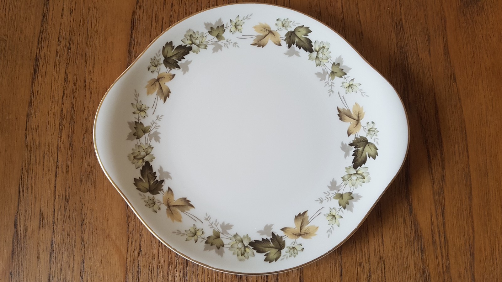 Elegant Royal Doulton 'Larchmont' china Dinner, Supper & Tea set great