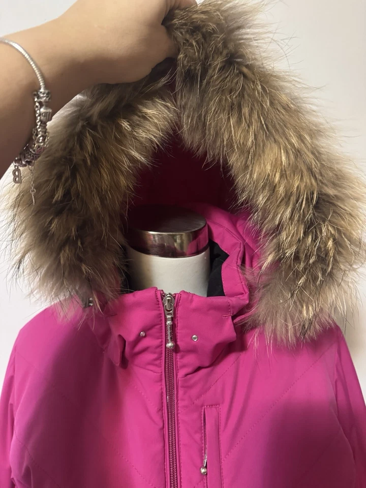 Chaqueta de esquí de invierno aislada Descente para mujer talla US 6 rosa con capucha ribete de piel Foto 2 de 4