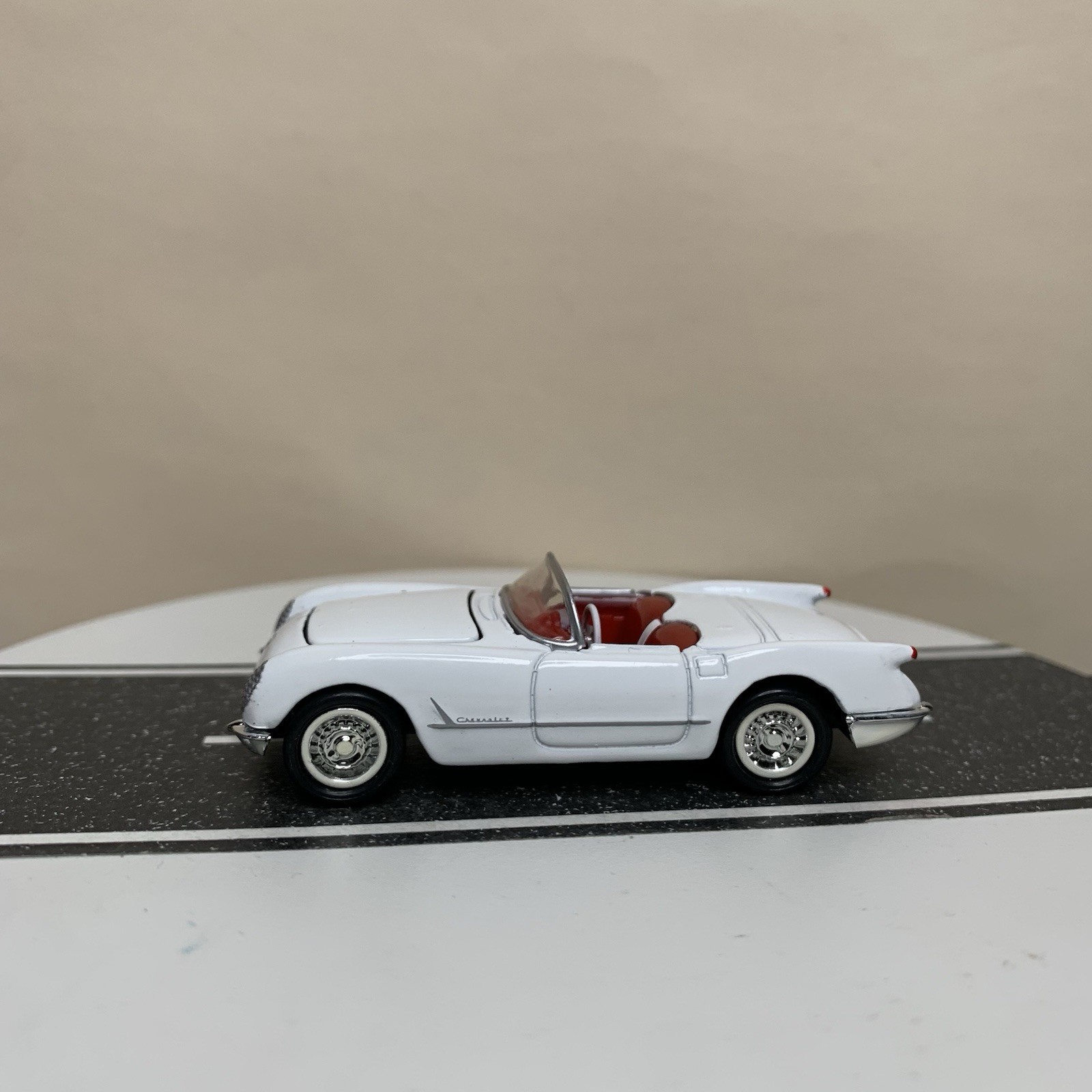 Hot Wheels Collectibles 100% 1953 Chevy Corvette C1 White/Red Interior 1:64 NM
