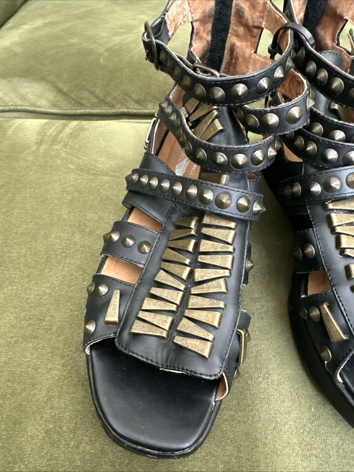 Sandalias Free People Jeffrey Campbell Gladiador, Cuña, Tachonadas Talla 8M Foto 2 de 4