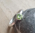Solid 925 Sterling Silver Round Cut Peridot Birthstone Ring Hammered Band Ring