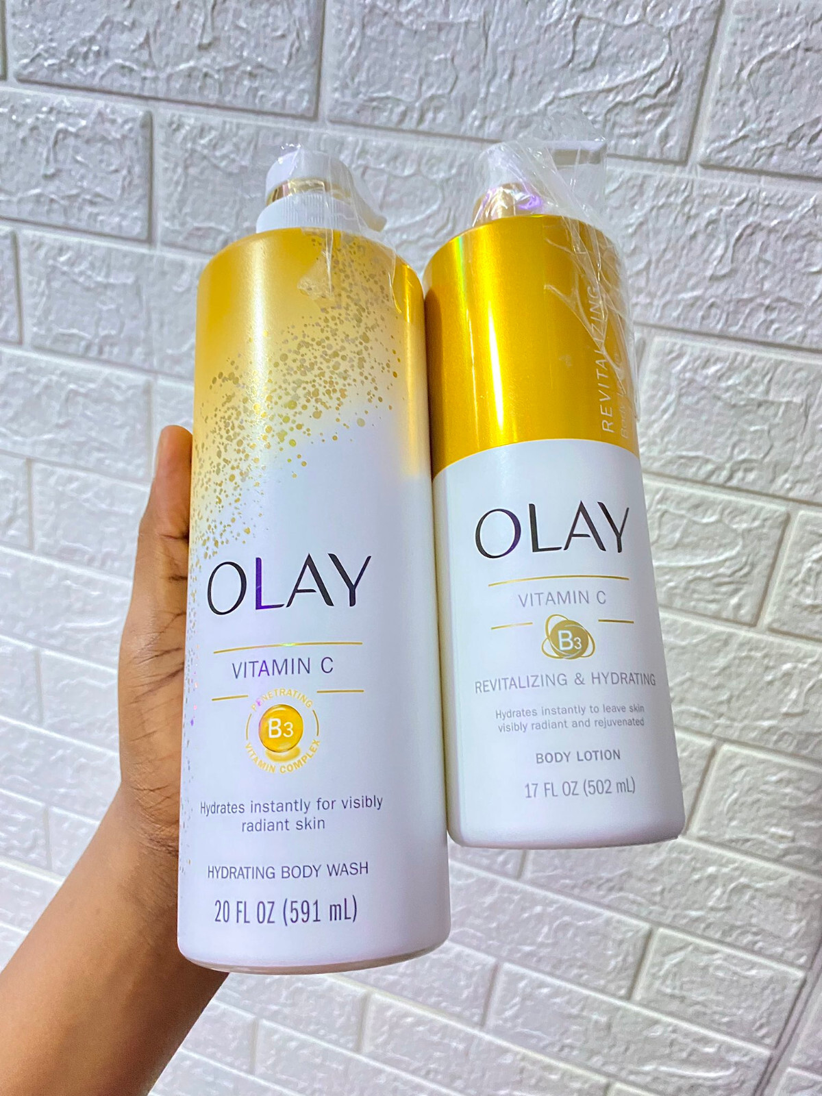 Olay Vitamin C & B3 Revitalizing Hydrating Body Lotion 502ml + Body