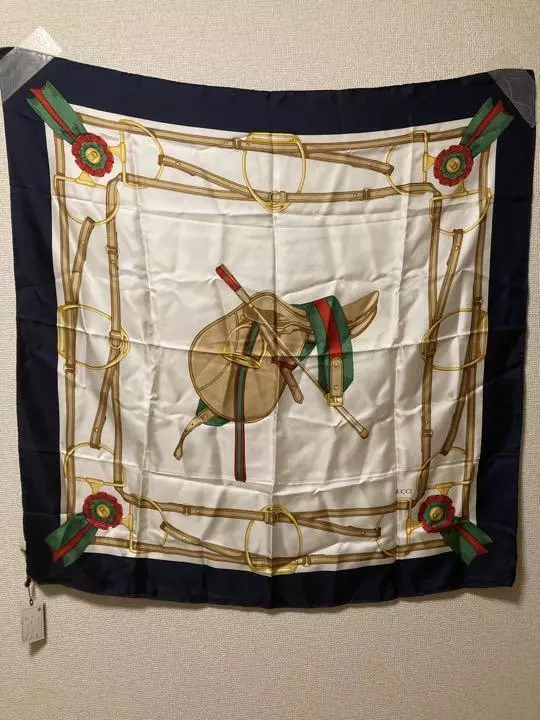 GUCCI écharpe motif harnais cheval blanc sans étiquette tache attachée vêtement 100% soie