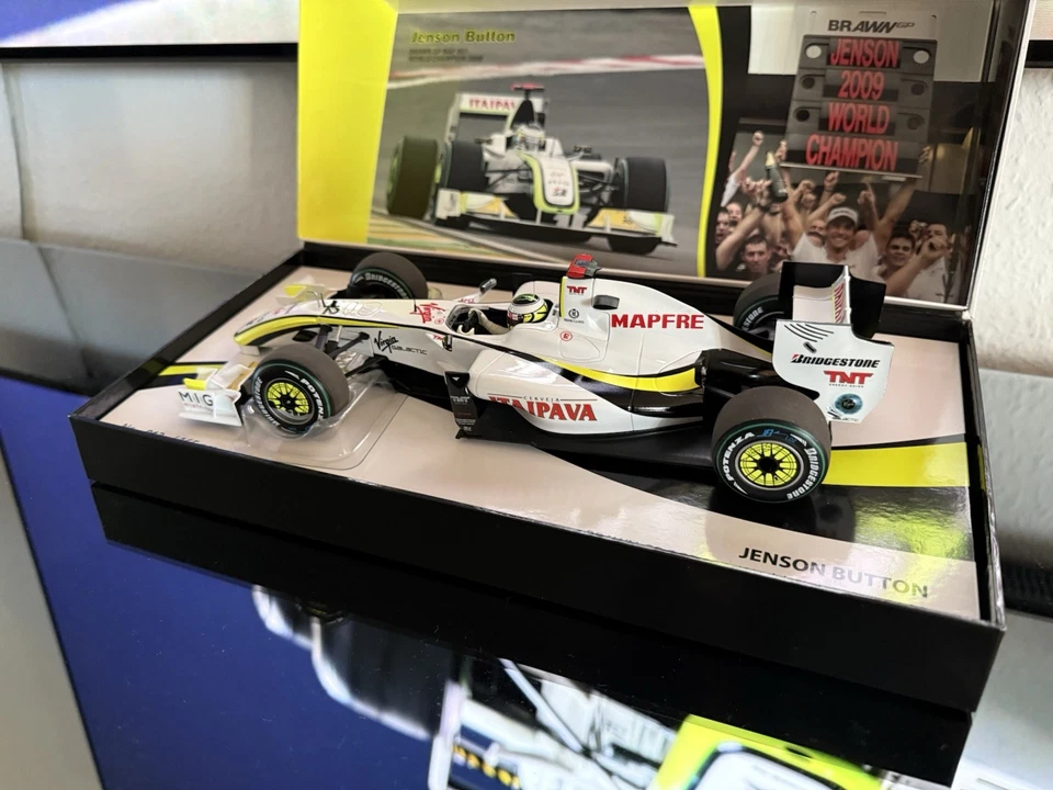 Brawn GP BGP001 Jenson Button Campione del Mondo 2009 MINICHAMPS 1:18 - Immagine 3 di 4