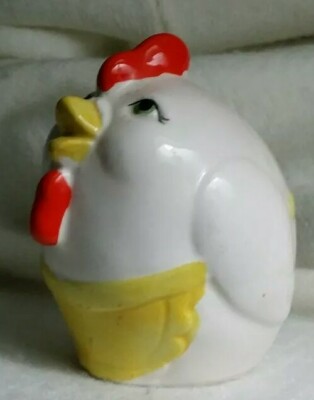 Vintage ceramic CHICKEN HEN WEARING AN APRON SALT SHAKER made in Japan