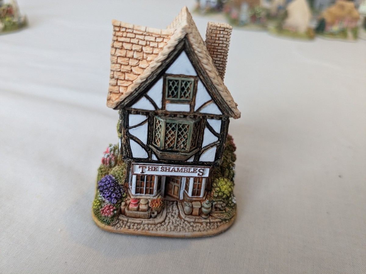 置物 Lilliput Lane Little Shambles L2629 Lilliput Lane L2629 Little Shambles Figurine : Amazon.co.uk